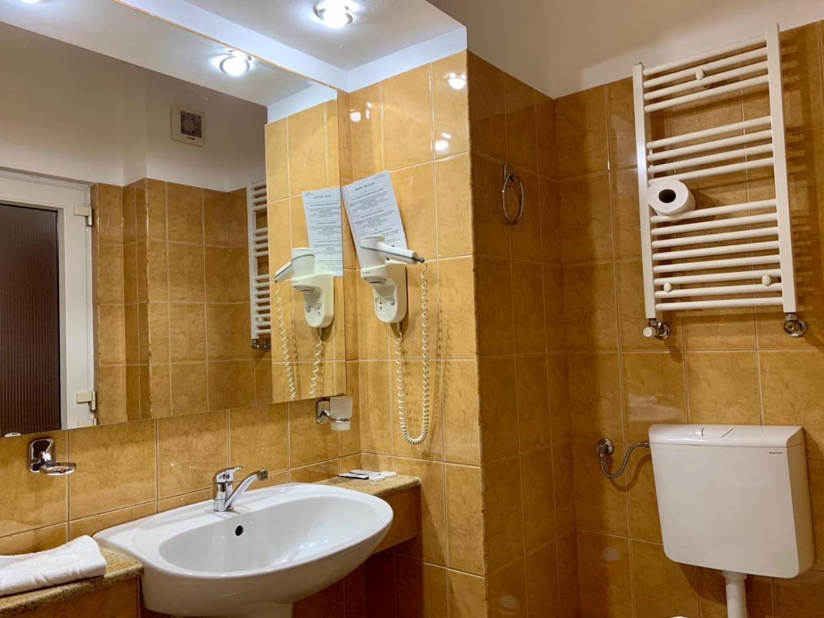 Hotel Victoria Kaloşvar Dış mekan fotoğraf